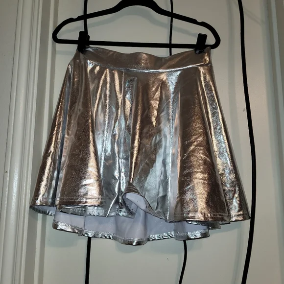 Urban Coco silver skater mini skirt - Picture 1 of 3
